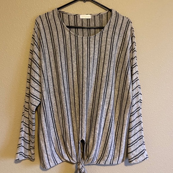 Sweater w/ tie - Picture 2 of 4